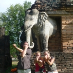 Die Elefanten-Stupa im Historical Park von Sukhothai / Thailand 